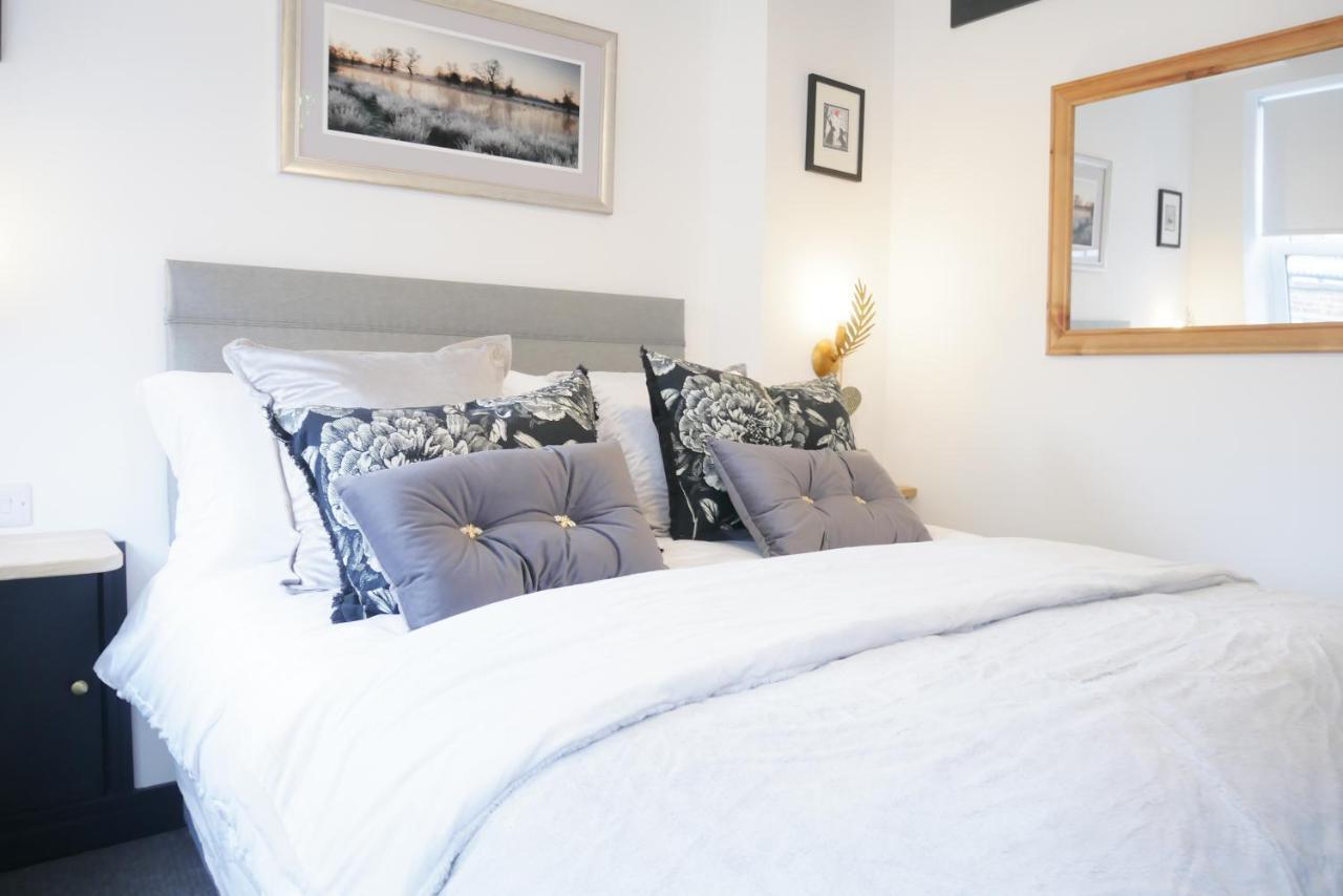 One Bedroom Luxury Ground Floor Apartment With Parking In Heart Holt Holt  Extérieur photo