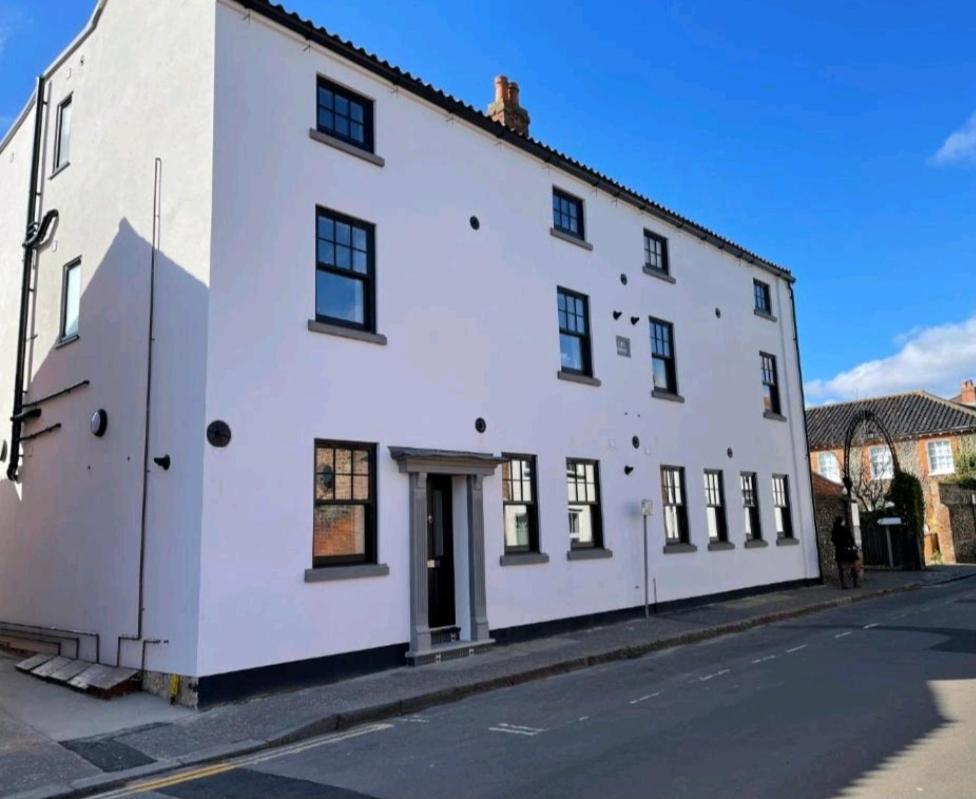 One Bedroom Luxury Ground Floor Apartment With Parking In Heart Holt Holt  Extérieur photo